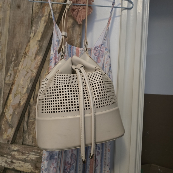 🍋 Vegan leather festival bucket bag with punch out detail - Picture 4 of 13